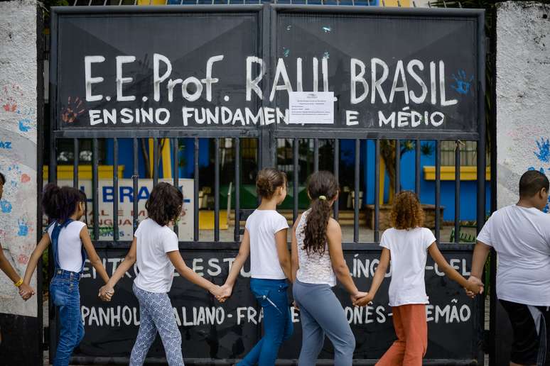 Crianças fazem homenagem após ataque em Escola Estadual Raul Brasil