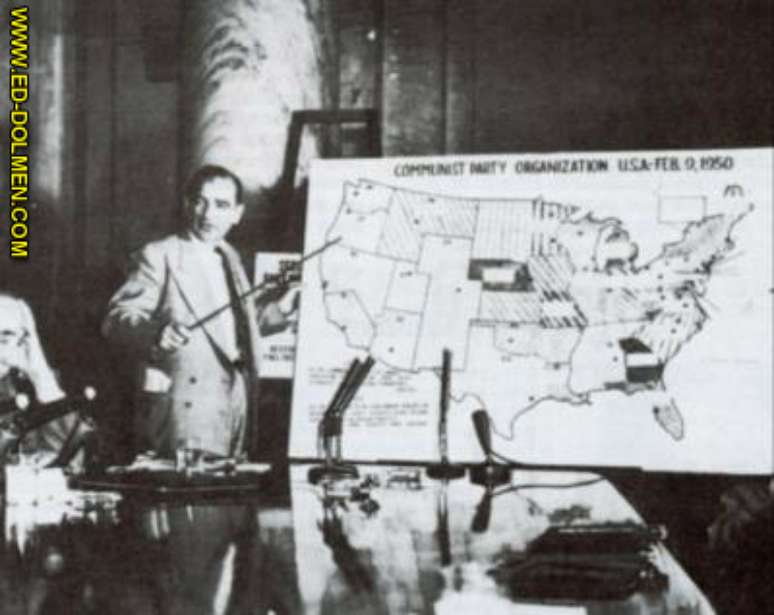MacCarthy mostrando o mapa da presença comunista nos EUA