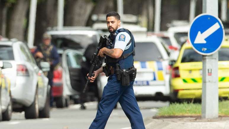 Policial neozelandês faz patrulha após um ataque causar dezenas de mortes na mesquita Al Noor, em Christchurch, Nova Zelândia