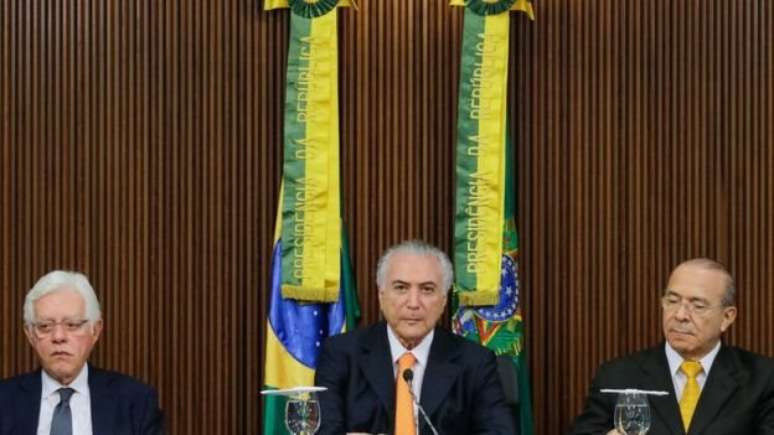 Moreira foi ministro de Minas e Energia e da Secretaria-Geral da Presid&ecirc;ncia de Temer, seu colega de partido e amigo h&aacute; d&eacute;cadas. Aqui, aparece ao lado de Temer, com outro ex-ministro, Eliseu Padilha