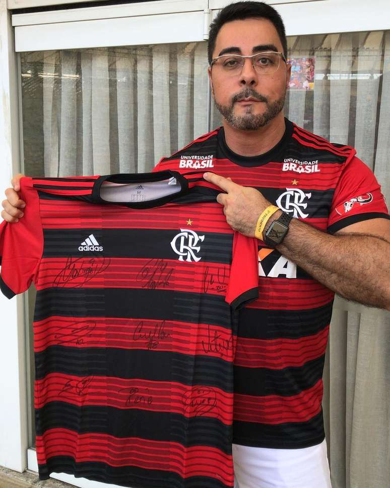 No Twitter, Bretas j&aacute; se envolveu em pol&ecirc;micas, como a briga sobre aux&iacute;lio-moradia - ele e a esposa, tamb&eacute;m ju&iacute;za, recebem o benef&iacute;cio