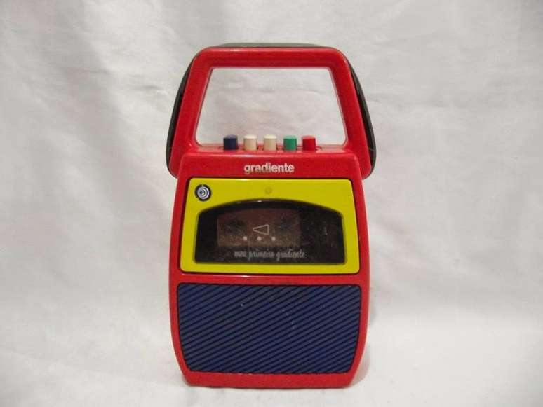 Meu primeiro Gradiente permitia reproduzir e gravar fitas cassete por meio de um microfone, uma espécie de karaokê infantil. O brinquedo era muito caro e poucas crianças tiveram a possibilidade de comprá-lo. 
