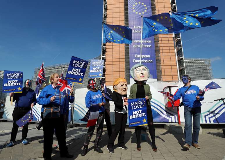 Manifestantes anti-Brexit protestam em frente &agrave; sede da Comiss&atilde;o Europeia, em Bruxelas
21/03/2019
REUTERS/Yves Herman
