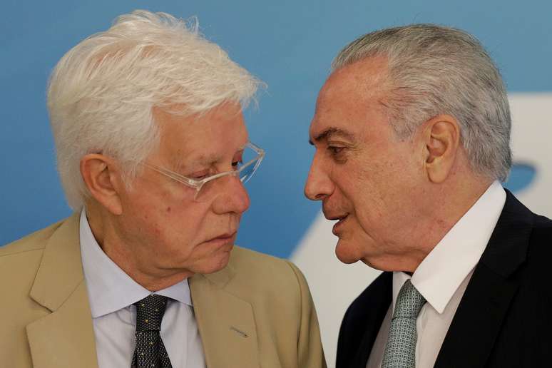 Temer fala com Moreira Franco durante cerimônia em Brasília em 2018