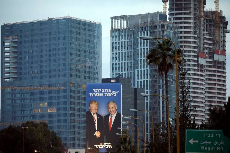 Cartaz da campanha do partido israelenese Likud mostra um aperto de mãos entre o presidente dos EUA, Donald Trump, e do primeiro-ministro Israel,  Benjamin Netanyahu, que entra reeleição. 5/2/2019. REUTERS/Amir Cohen