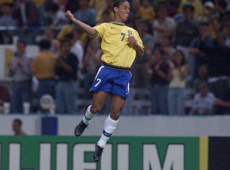 Ronaldinho Gaúcho comemora seu gol em partida contra os Estados Unidos, válido pela Copa das Confederações de 99.