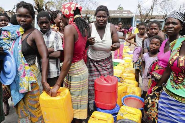 Moçambicanos fazem fila para obter água em Beira, cidade mais afetada pelo ciclone Idai
