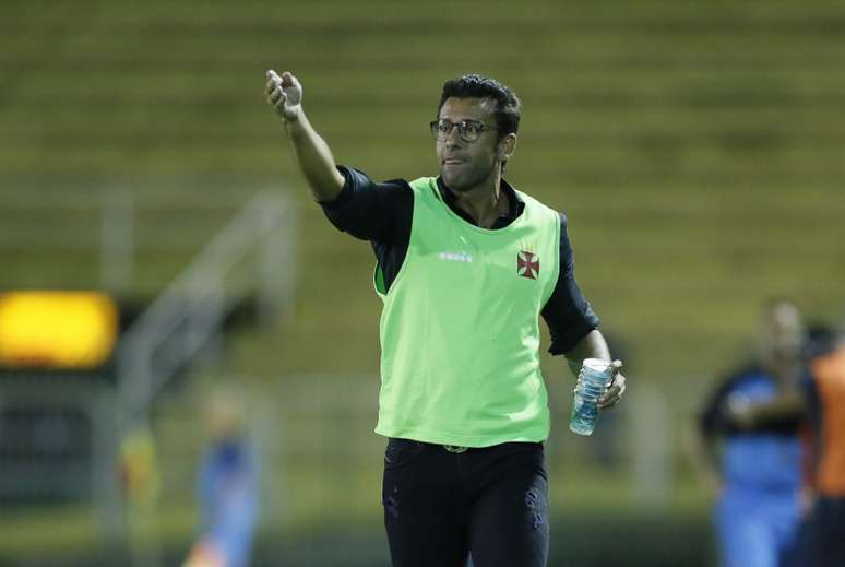 Valentim orienta o time durante o jogo diante do Resende (Foto:Rafael Ribeiro/Vasco)