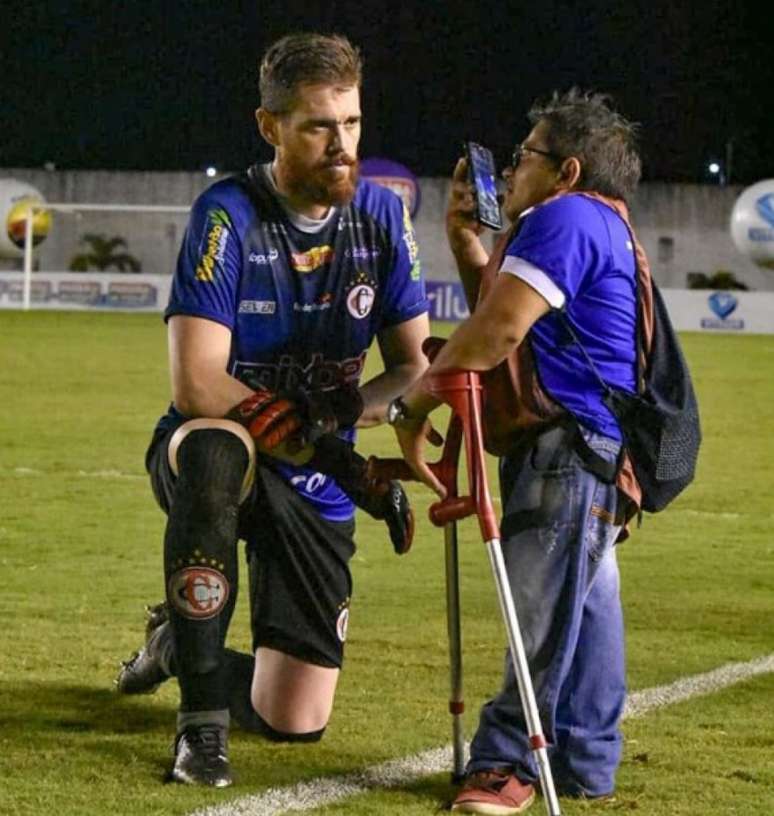 Foto com repórter Rogério Roque e goleiro Coradin viralizou nas redes (Foto: Alênio Júnior)