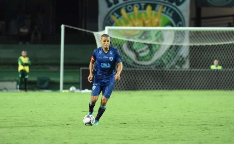 Zagueiro Marcondes em ação com a camisa do Londrina (Divulgação)