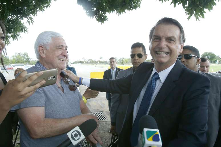 Grupo de simpatizantes fazem festa pelo aniversário do presidente da República, Jair Bolsonaro (PSL), que completa 64 anos nesta quinta-feira (21)