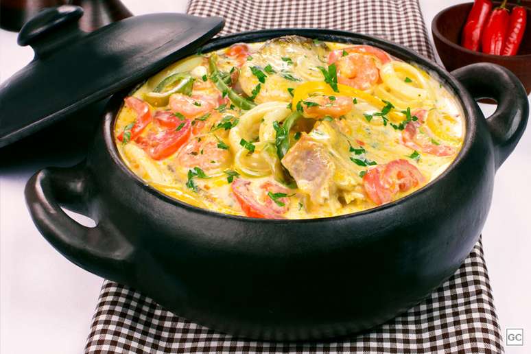 Moqueca de peixe com frutos do mar