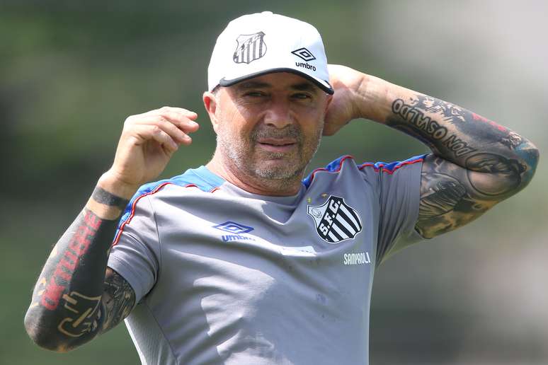 O técnico Jorge Sampaoli, do Santos, durante treino realizado no CT Rei Pelé, em Santos-SP