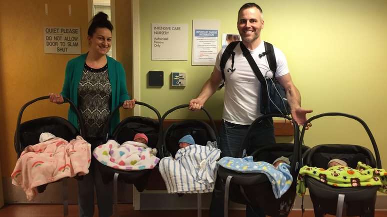 Amy e Chad Kempel saíram da maternidade levando cinco bebês para casa