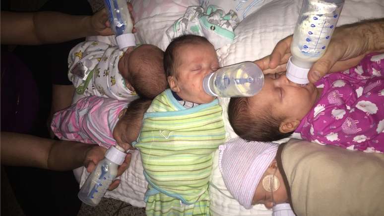 O casal desenvolveu um sistema para dar mamadeira aos cinco bebês ao mesmo tempo