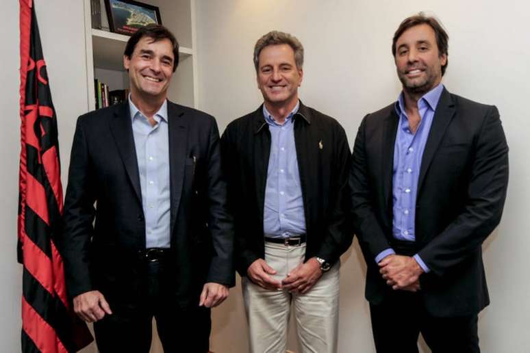 Presidente do Flamengo (ao centro) comemora acerto com novo patrocinador