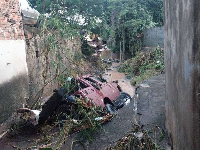 A enxurrada arrastou para um córrego três veículos em Itápolis, interior de São Paulo; dono de um deles está desaparecido