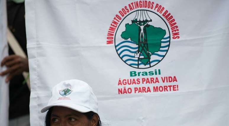 Bandeira do Movimento dos Atingidos por Barragens, em passeata em São Paulo; coordenador do MAB foi assassinada nesta sexta