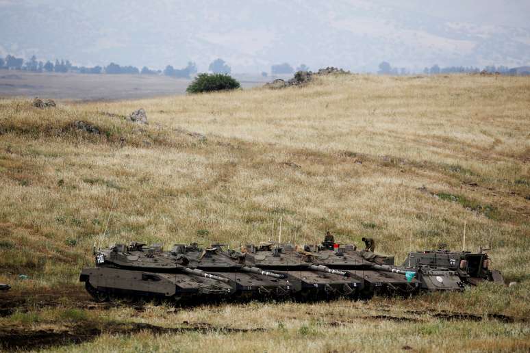 Tanques e soldados israelenses  perto da fronteira com a Síria nas Colinas de Golã
09/05/2018
REUTERS/Amir Cohen