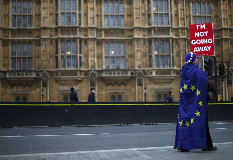 Manifestante anti-Brexit em frente ao Parlamento brit&acirc;nico
20/03/2019
REUTERS/Hannah McKay