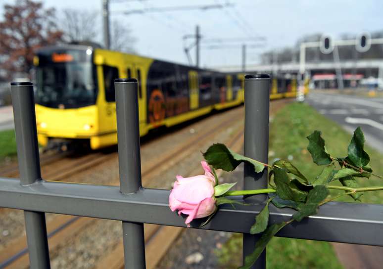 Flores são colocadas no local de um tiroteio em Utrecht, na Holanda
19/03/2019
REUTERS/Piroschka van de Wouw