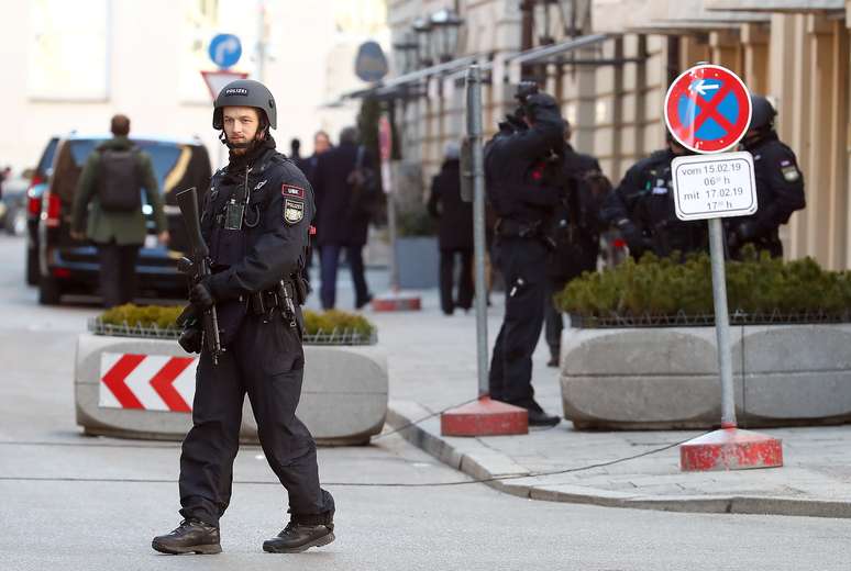 Policiais alemães em rua de Munique
15/02/2019
REUTERS/Michael Dalder