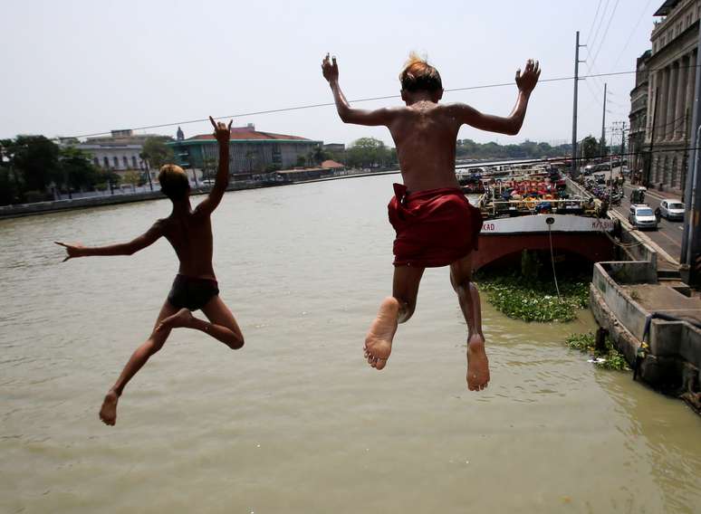 Meninos mergulham em águas poluídas em Manila, nas Filipinas
21/03/2018
REUTERS/Romeo Ranoco