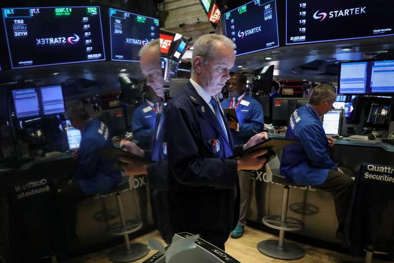 Operadores trabalham durante pregão da Bolsa de Valores de Nova York. 22/3/2019. REUTERS/Brendan McDermid