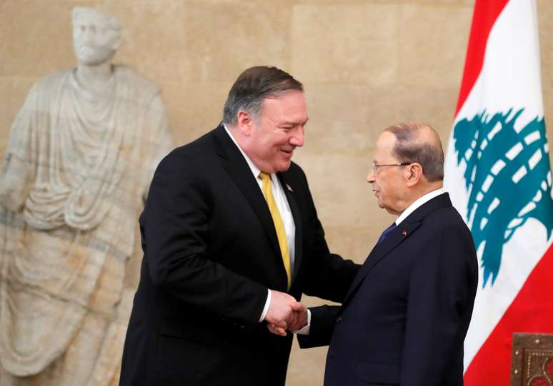 Secret&aacute;rio de Estado dos EUA, Mike Pompeo, cumprimenta presidente do L&iacute;bano, Michel Aoun, no pal&aacute;cio presidencial em Baabda
22/03/2019 REUTERS/Jim Young/Pool