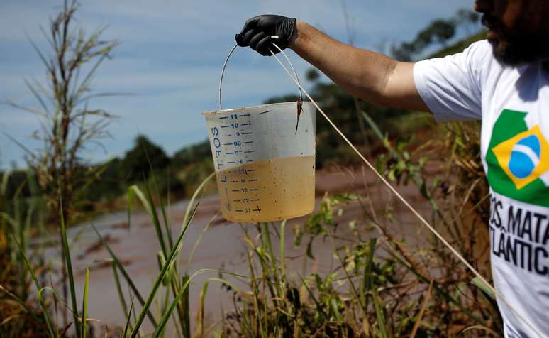 Membro do SOS Mata Atl&acirc;ntica coleta &aacute;gua do rio Paraopeba ap&oacute;s desastre em Brumadinho (MG)
31/01/2019
REUTERS/Adriano Machado