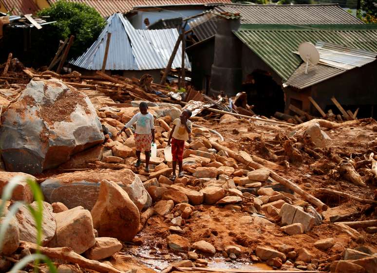 Crian&ccedil;as carregam &aacute;gua ap&oacute;s os efeitos do cyclone Idai em Mo&ccedil;ambique, Zimb&aacute;bue. 22/3/2019. REUTERS/Philimon 