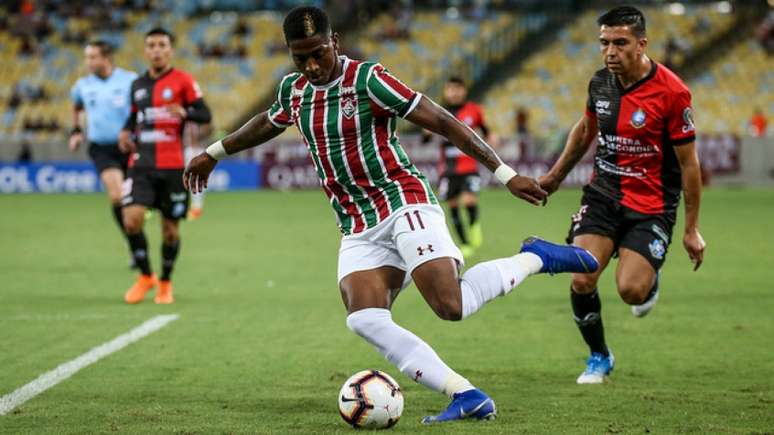 'Tem que dar tudo no campo, ninguém ganha nada fora do campo' (LUCAS MERÇON / FLUMINENSE F.C.