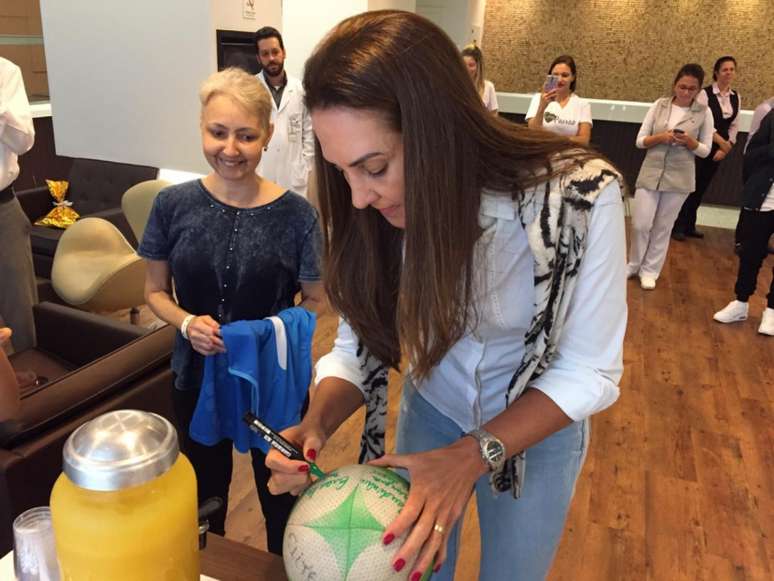 (Fernanda Venturini assina uma bola para a fã Claudia Pavão (Foto: Divulgação)