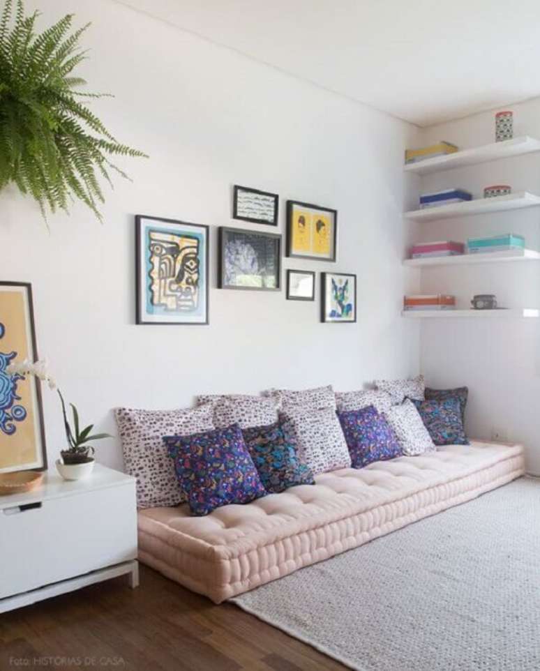 29- Na decoração de sala simples e barata, as almofadas sobre o futon são estampadas e coloridas. Fonte: Histórias de Casa