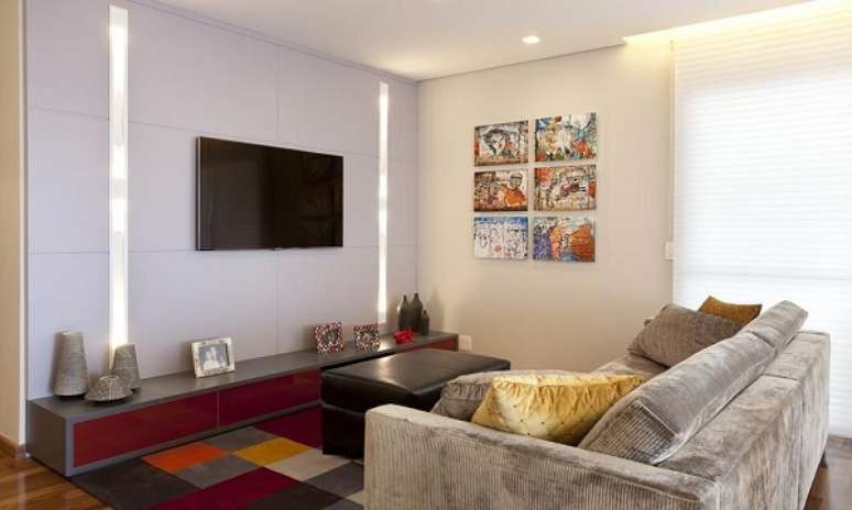 66- Na decoração de sala simples e barata, o tapete colorido valoriza os estofados em cores neutras. Fonte: Adriana Fontana