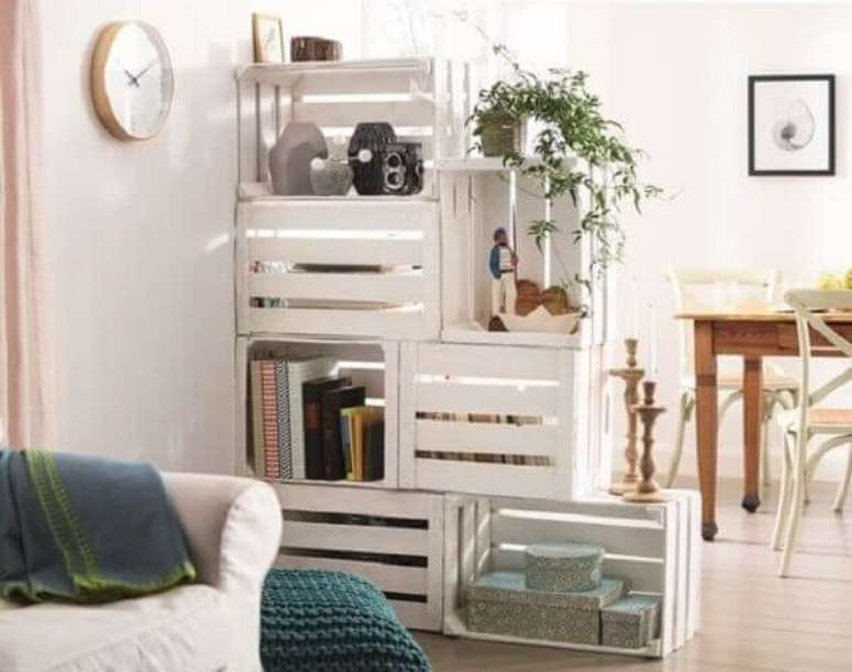 22- Na decoração de sala simples e barata, os caixotes tem a função de divisória. Fonte: Presente Shopping