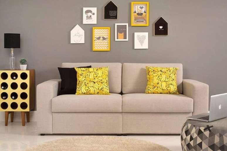 2- Na decoração de sala simples e barata, os quadros e as almofadas são da mesma cor. Fonte: Meu Móvel de Madeira