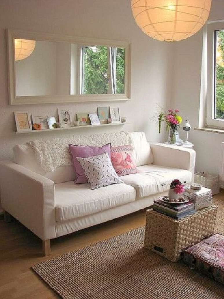 3- Na decoração de sala simples e barata o tapete é de fibra natural. Fonte: Doce Obra