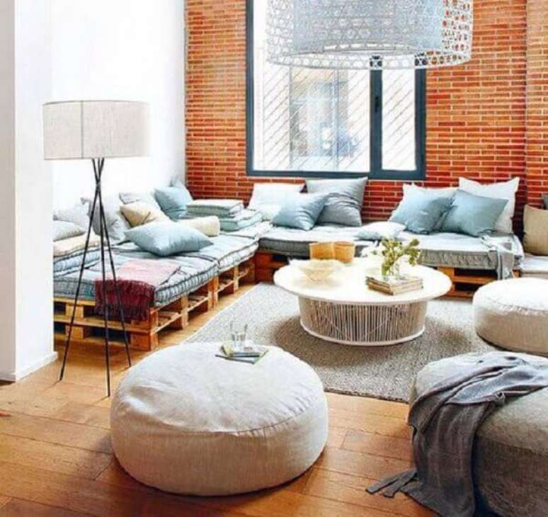 28- Na decoração de casa simples e barata, o sofá da sala tem futon e almofadas no mesmo tom. Fonte: Ajansyapim