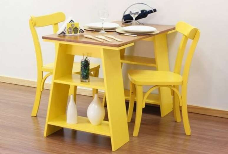 32- A decoração de sala simples e barata tem mesa com cavaletes e cadeiras amarelas. Fonte: Pinterest