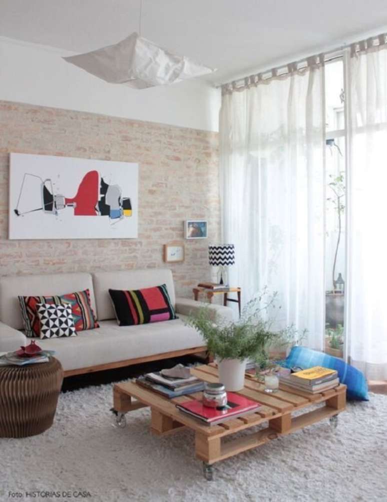 33- Na decoração de sala simples e barata, a parede tem tijolinhos aparentes. Fonte: Histórias de Casa