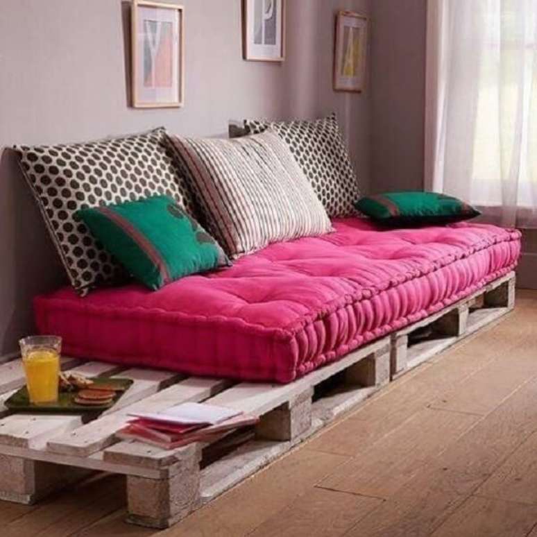 9- Na decoração de sala simples e barata o sofá é feito com paletes e futon. Fonte: Dcore Você