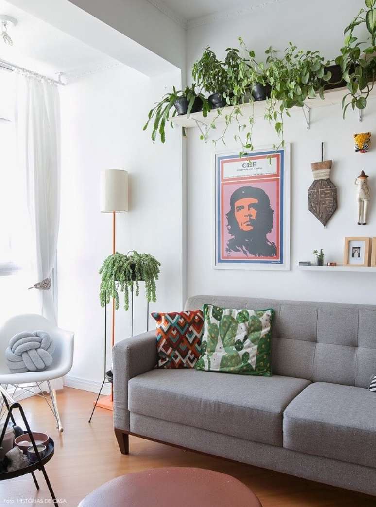 40- A decoração de sala simples e barata tem prateleira com plantas. Fonte: Histórias de Casa