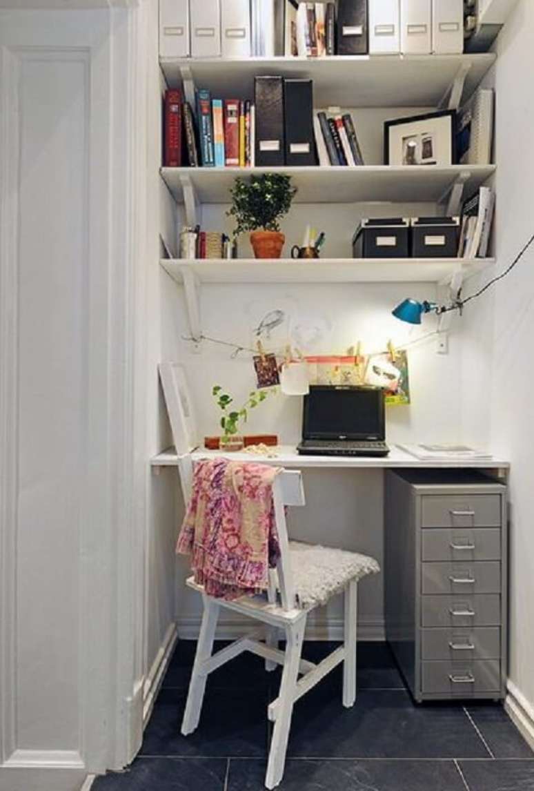 42- Na decoração de sala simples e barata, o home office foi colocado no canto do ambiente. Fonte: Pinterest