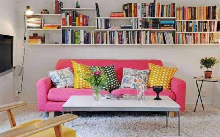 44- Na decoração de casa simples e barata as prateleiras organizam os livros. Fonte: Reciclar e Decorar