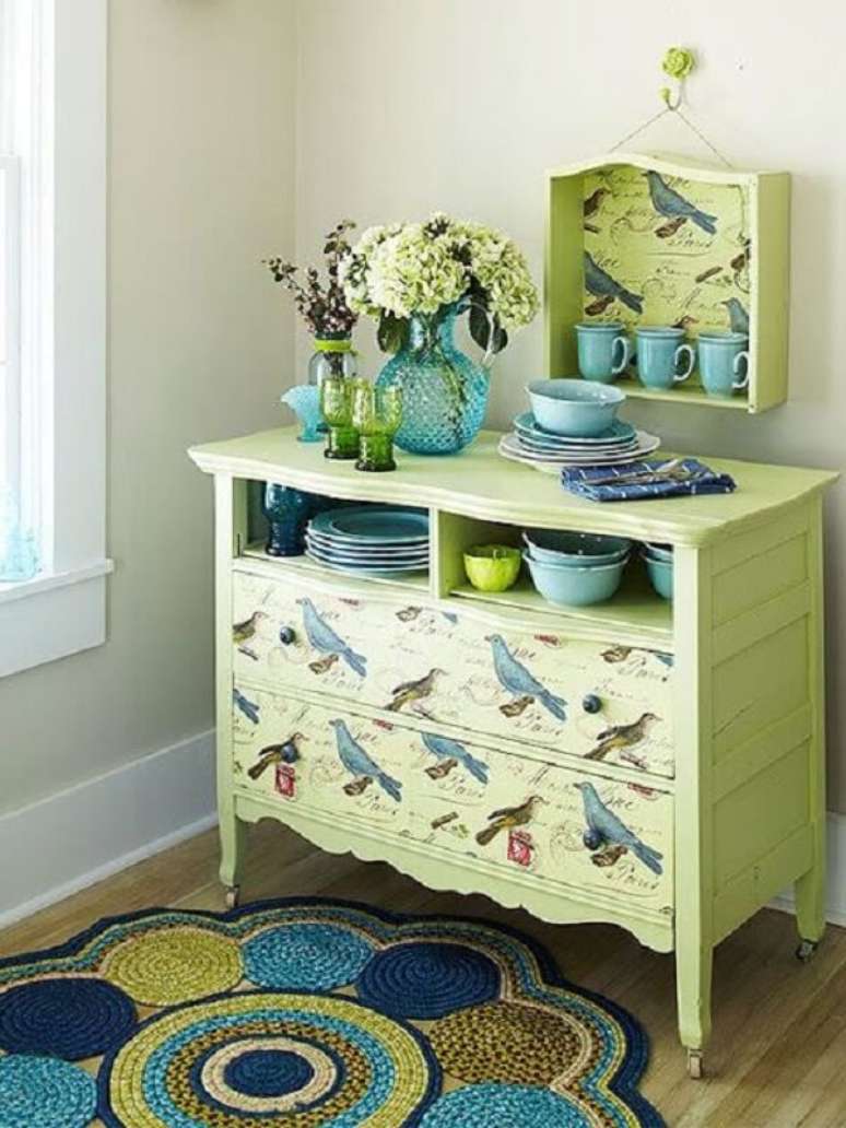 10- A decoração de sala simples e barata utiliza móvel reciclado na sala de jantar. Fonte: Pinterest