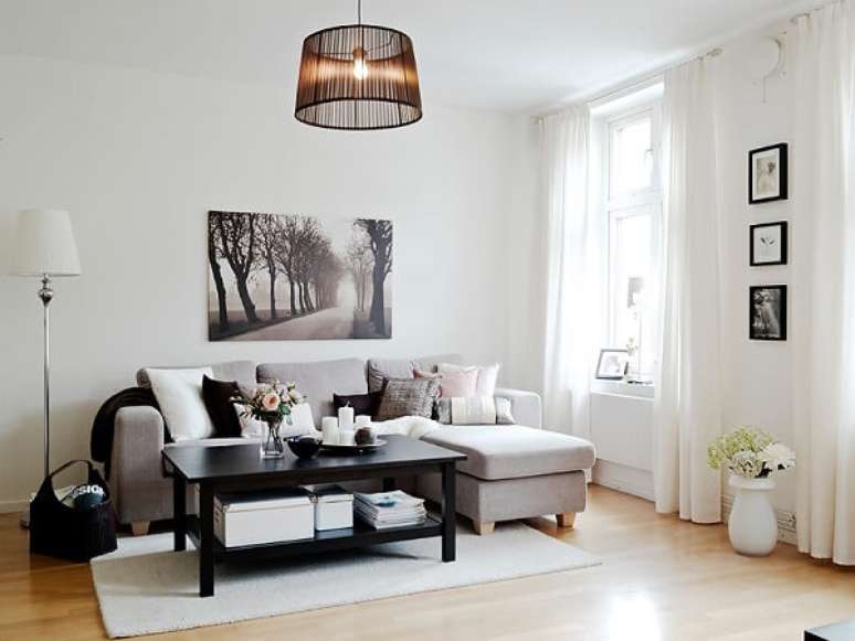 5- Na decoração de sala simples e barata as cores predominantes são o branco e preto. Fonte: Decoração Quarto