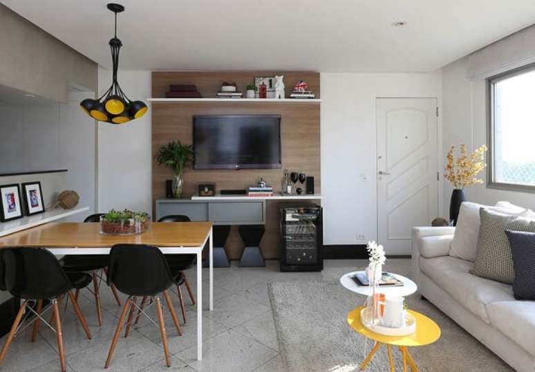 52- Na decoração de sala simples e barata, os móveis em branco e preto tem mesa de centro e lustre amarelo. Fonte: Asset Project