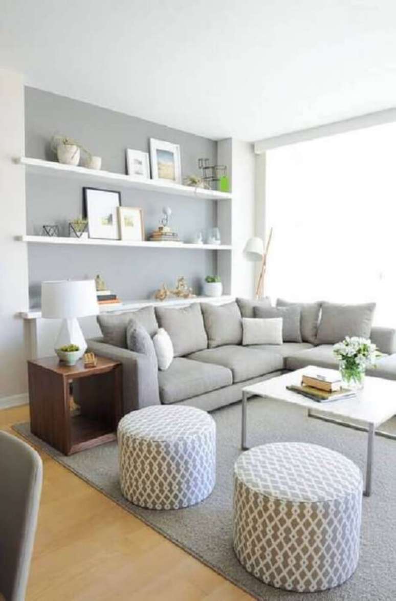 53- Na decoração de sala simples e barata, os móveis e objetos tem as cores cinza e branco. Fonte: Pinterest