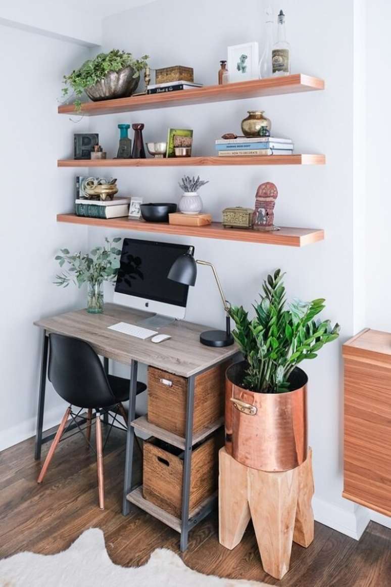 54- Na decoração de sala simples e barata o home office tem plantas complementando o visual descontraído. Fonte Diárinho